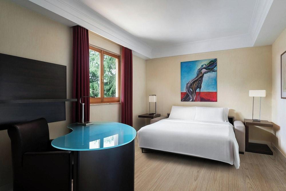 Courtyard by Marriott Rome Central Park Room Type - Suite, 1 Double Bed, Balcony