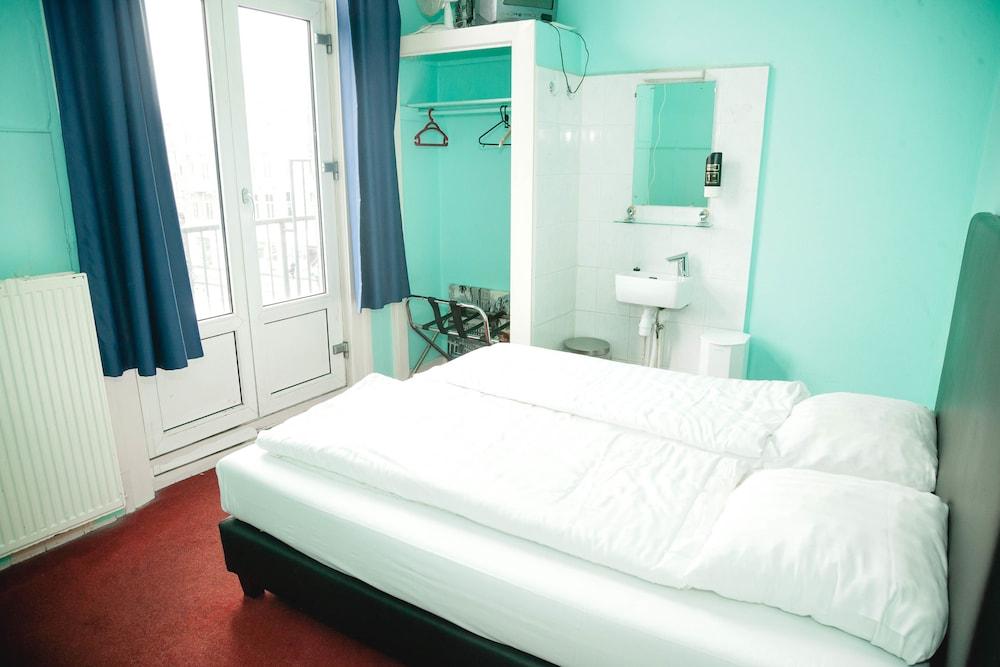 Princess Hostel Amsterdam Room Type - Twin Room, 2 Twin Beds, Shared Bathroom