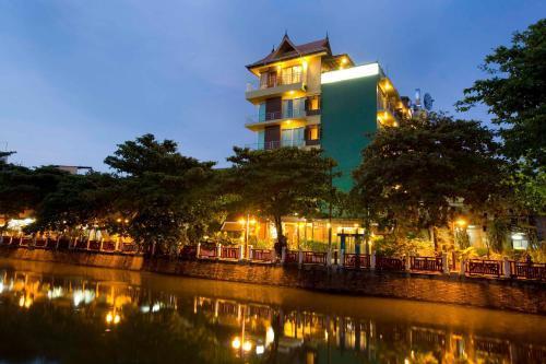 Lamphu Tree House Boutique Hotel - Tap to explore photos