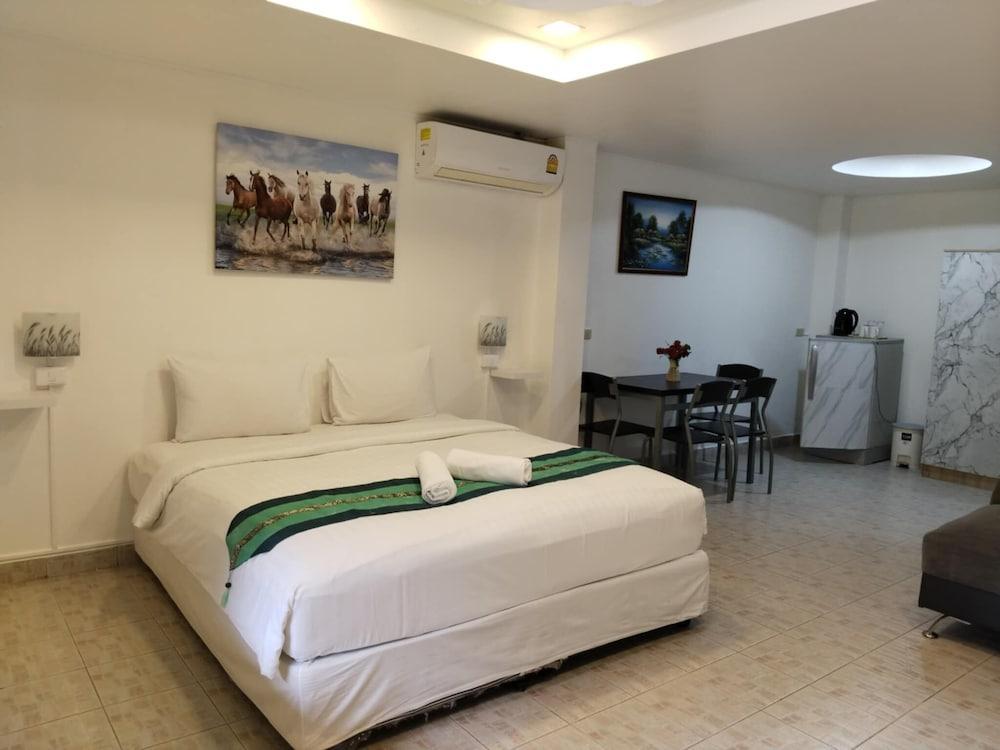 Phratamnak Inn Room Type - Premium Room