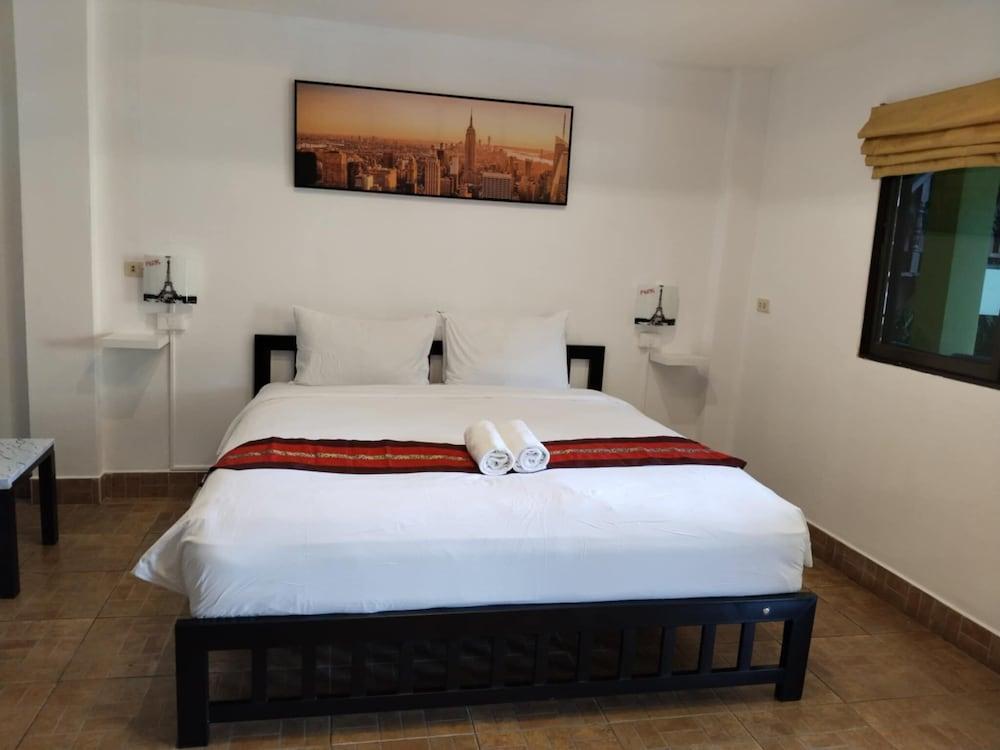 Phratamnak Inn Room Type - Deluxe Condo
