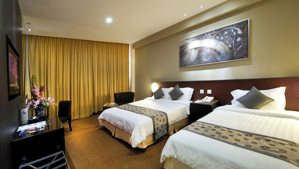 Hotel Royal Room Type - Family Room - 1 Double Bed and 1 Single Bed Hotel Royal Room Type - Family Room - 1 Double Bed and 1 Single Bed