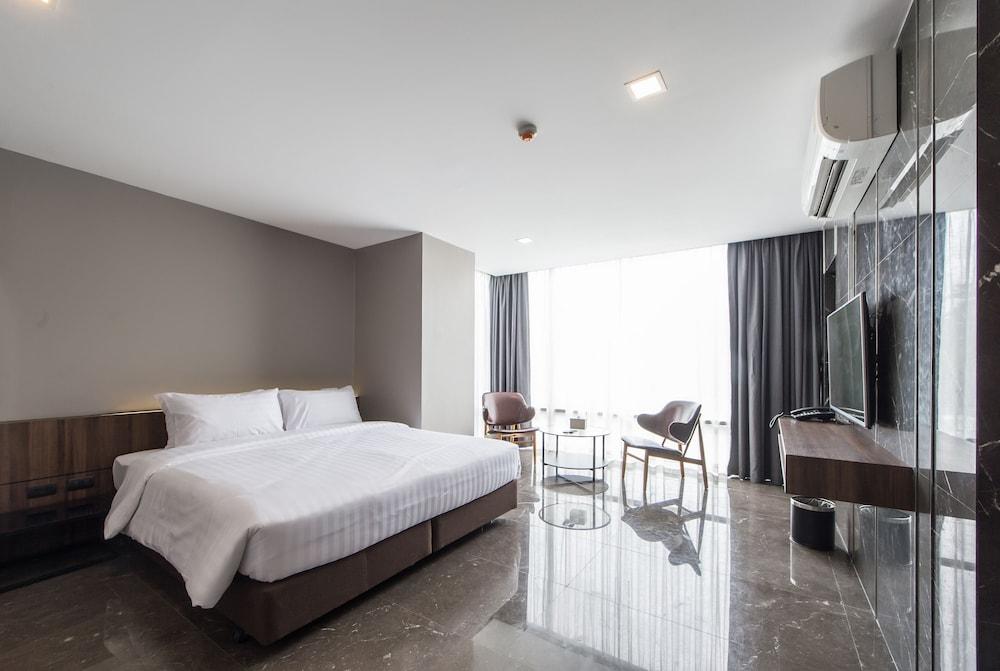 Onix Hotel Bangkok Room Type - Deluxe Closet