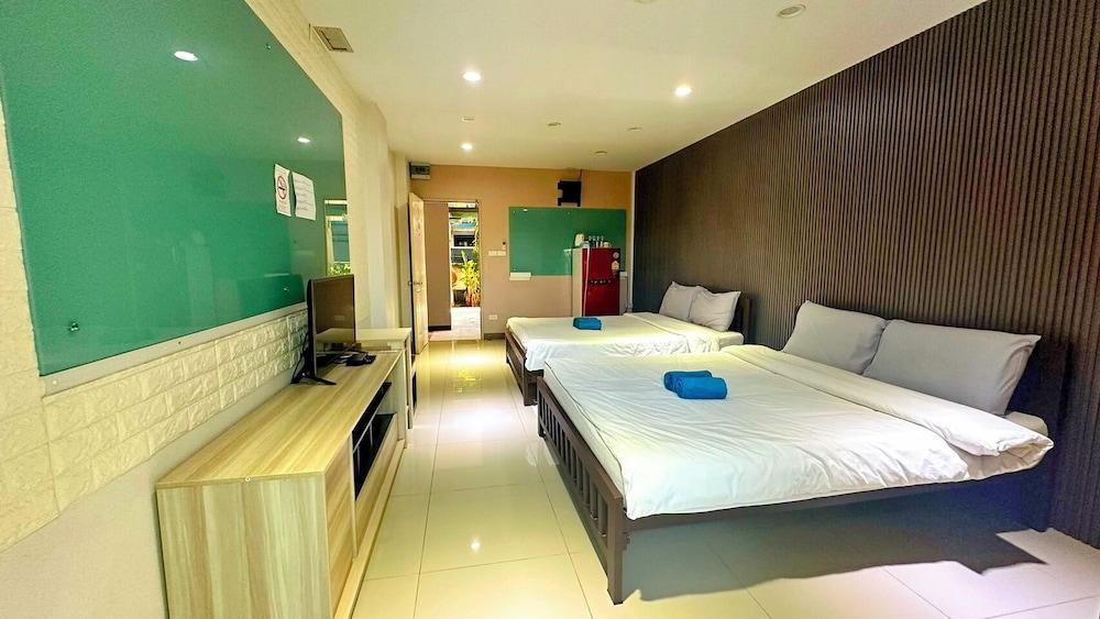 At Ease Hotel Suvarnabhumi Room Type - Family Room, 2 Queen Beds