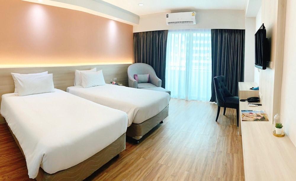 Miloft Sathorn hotel Room Type - Deluxe Room, City View
