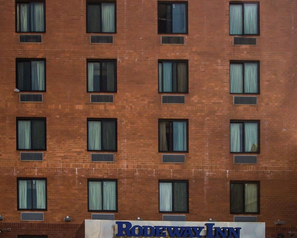 Rodeway Inn Bronx Zoo - Tap to explore photos