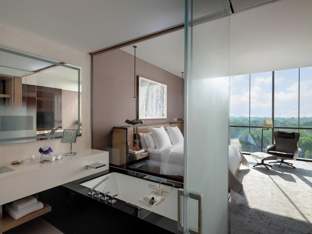 Four Seasons Hotel Dubai International Financial Centre - Tap to explore photos