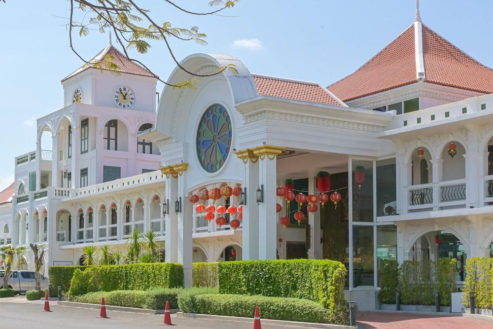 Supicha pool access hotel