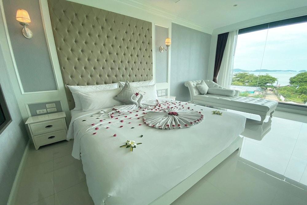 Aqua Resort Phuket - Near Beach and Chalong Pier Room Type - Junior Suite