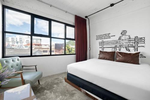 Quip Bed & Breakfast Phuket Hotel - Tap to explore photos