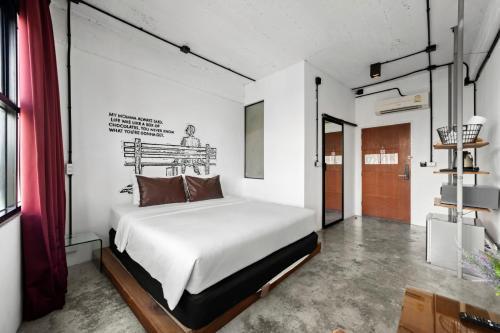Quip Bed & Breakfast Phuket Hotel - Tap to explore photos