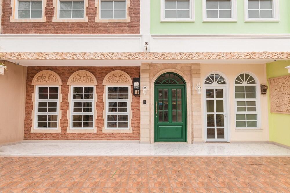 Super OYO Capital O 371 Kwitang Guest House - Tap to explore photos