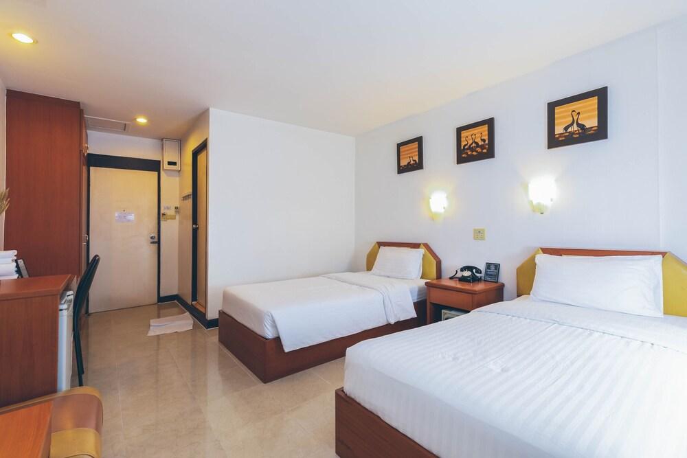 Atlas Bangkok Hotel Room Type - Standard Twin Room