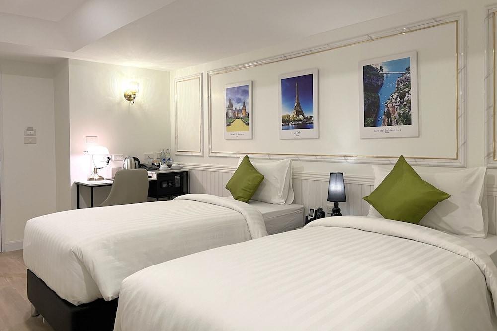 Travelier Hostel Room Type - Deluxe Twin Room