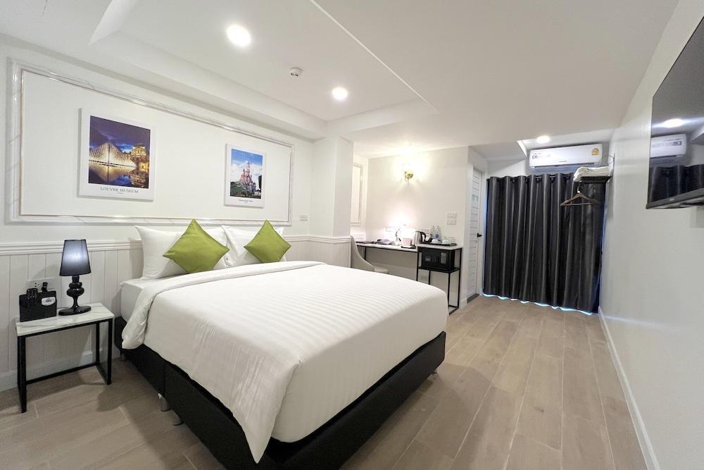 Travelier Hostel Room Type - Deluxe Double Room