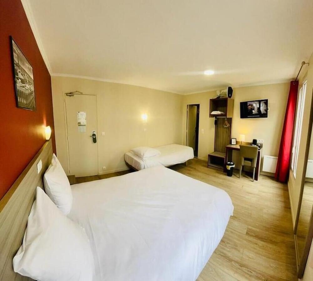Hipotel Paris Gambetta Republique Room Type - Triple Room