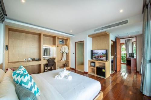 Coral Cliff Beach Resort Samui - Tap to explore photos