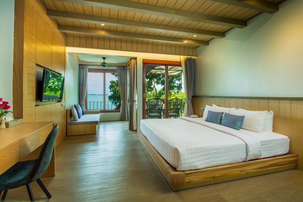 Coral Cliff Beach Resort Samui Room Type - Deluxe Room, Partial Sea View