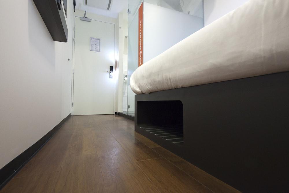 easyHotel Amsterdam City Centre South - Tap to explore photos