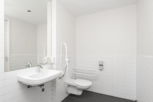easyHotel Amsterdam City Centre South Room Type - Quadruple Room - Disability Access