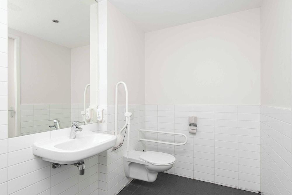 easyHotel Amsterdam City Centre South - Tap to explore photos