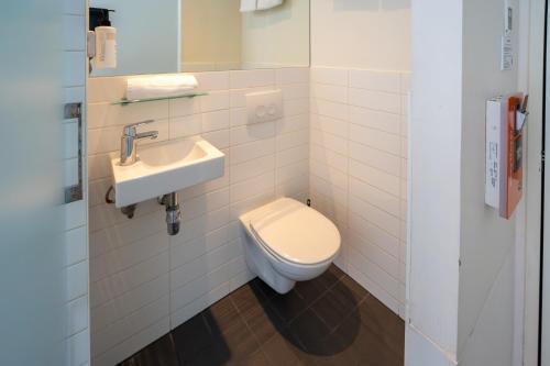 easyHotel Amsterdam City Centre South - Tap to explore photos
