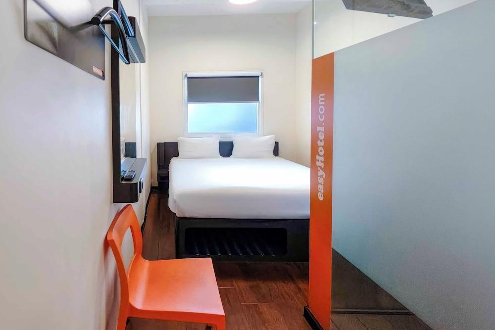 easyHotel Amsterdam City Centre South Room Type - Double Room with internal view