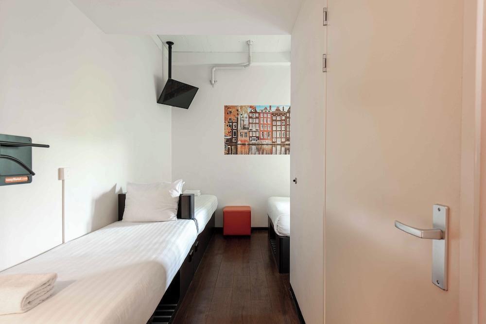 easyHotel Amsterdam City Centre South Room Type - Family Quadruple Room, Accessible