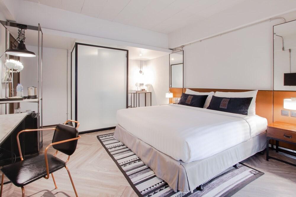 IR-ON Hotel Room Type - Deluxe King Room