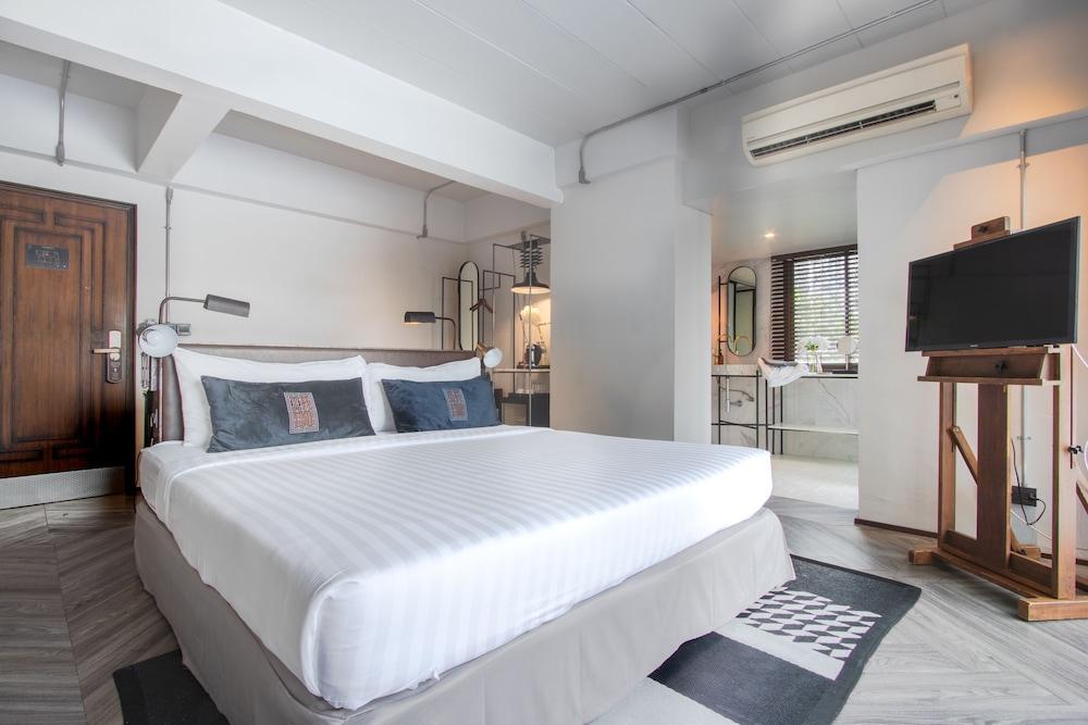 IR-ON Hotel Room Type - Superior King Room