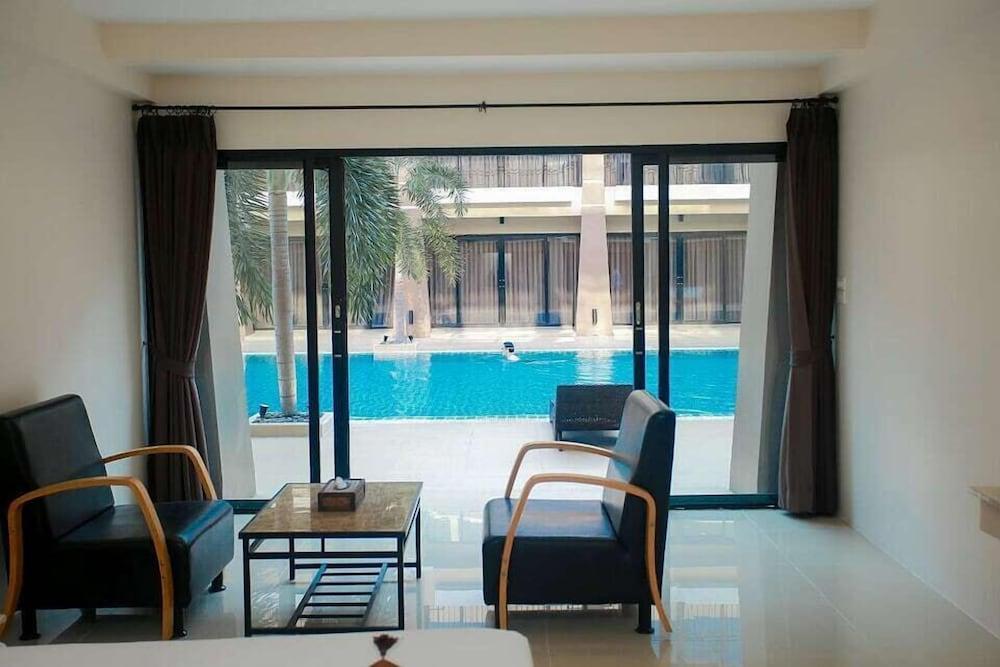 Summer Tree Hotel Room Type - Deluxe Pool Access, Twin Bed