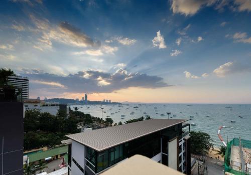 Deep Blue Z10 Pattaya - Tap to explore photos