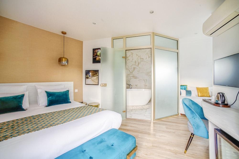 Queens Boutique Hotel Room Type - Prestige room, Balcony (and Bath)