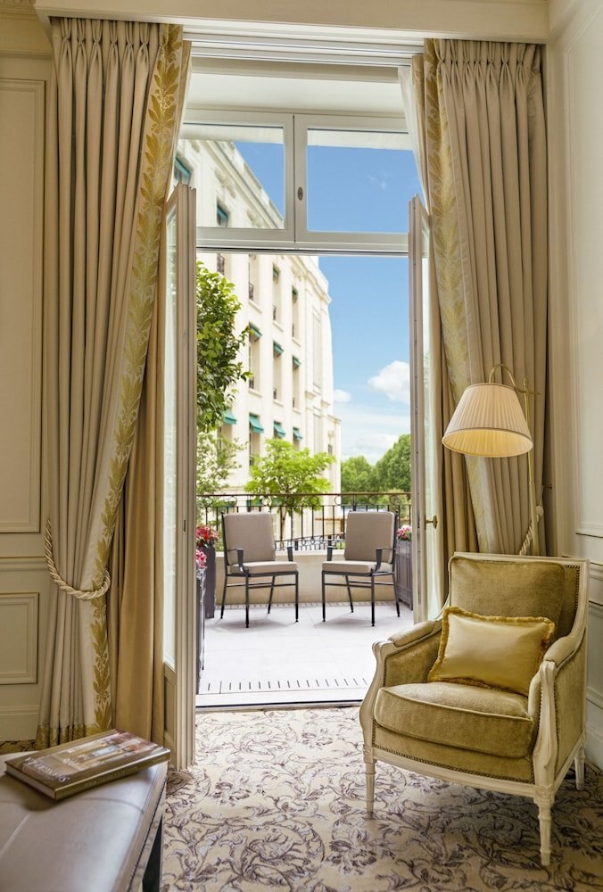 Shangri-la Hotel Room Type - Terrace Suite, 1 King Bed Shangri-la Hotel Room Type - Terrace Suite, 1 King Bed