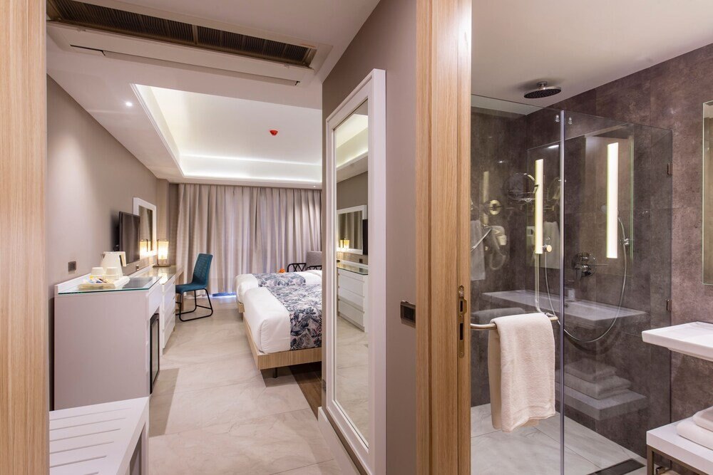 Woovo Phuket Patong Room Type - Deluxe Room (2 Adults + 1 Child)