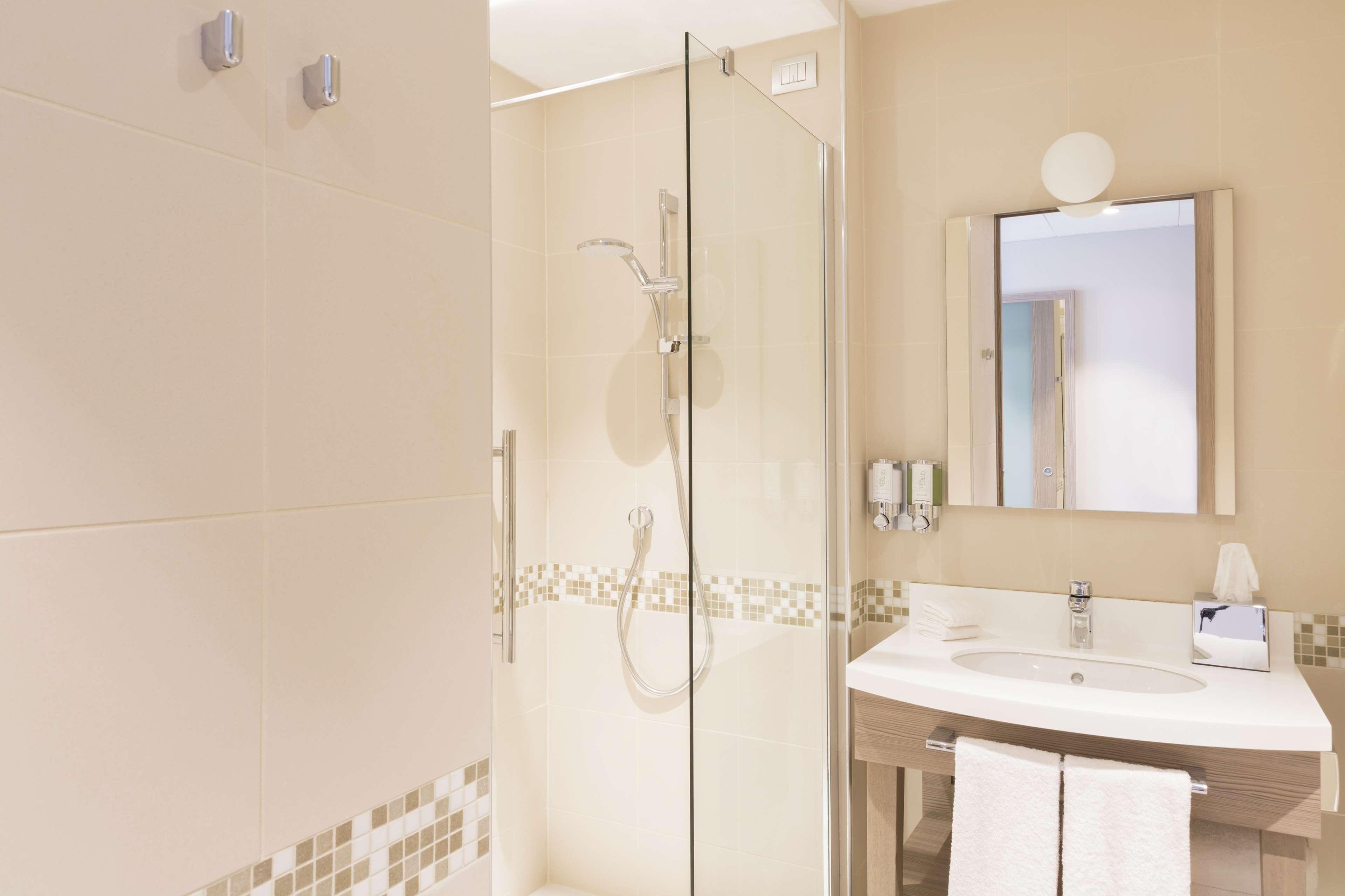 Hampton by Hilton Rome East Room Type - QUEEN ROOM WITH SOFA