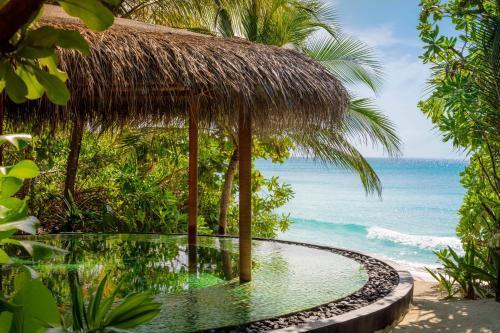 One&Only Reethi Rah - Tap to explore photos