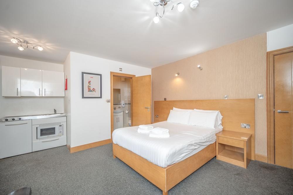 Flexistay Aparthotel Sutton Room Type - Deluxe Double Room
