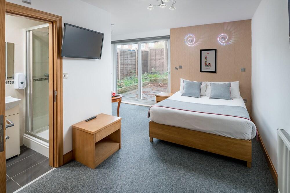 Flexistay Aparthotel Sutton - Tap to explore photos