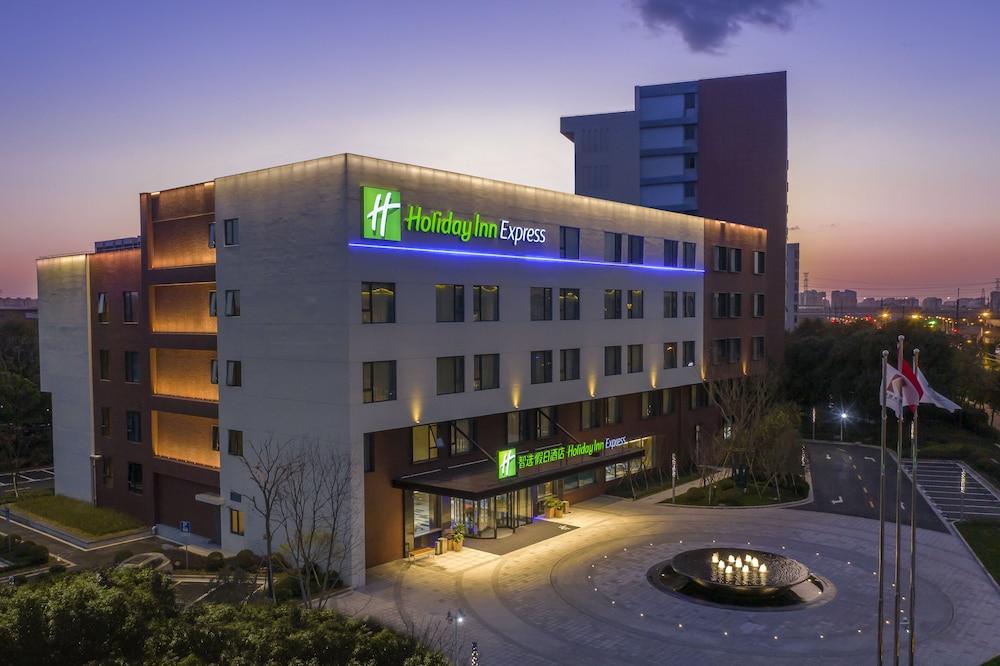 Holiday Inn Express SHANGHAI KANGQIAO - Tap to explore photos