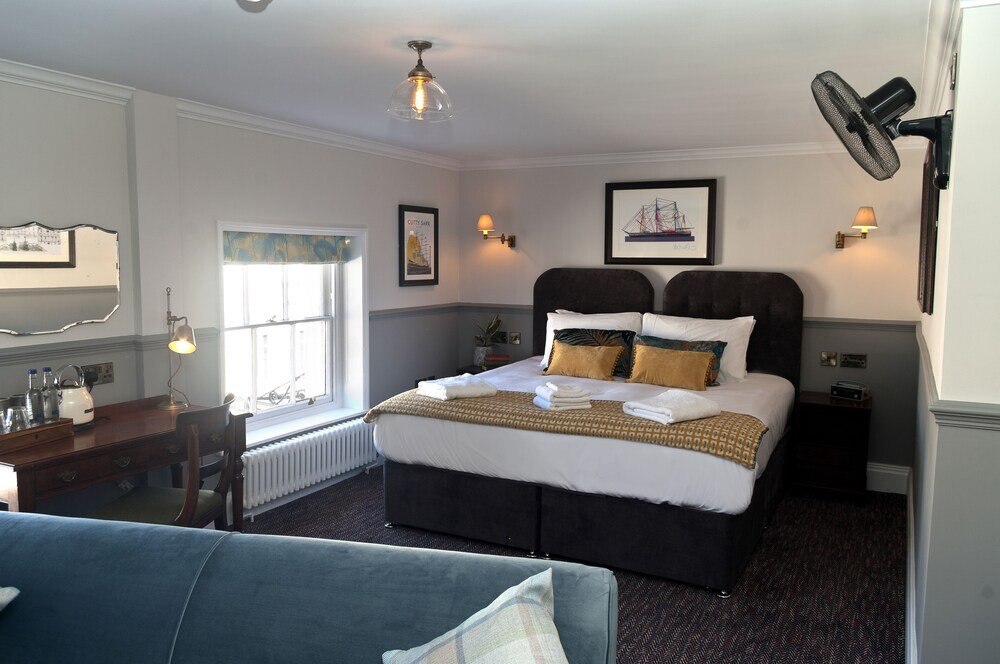 Admiral Hardy Room Type - Deluxe Room, 1 King Bed