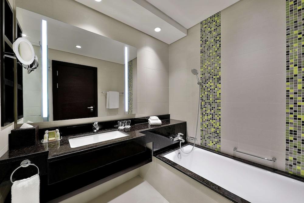 DoubleTree by Hilton Doha - Al Sadd Room Type - KING DELUXE ROOM