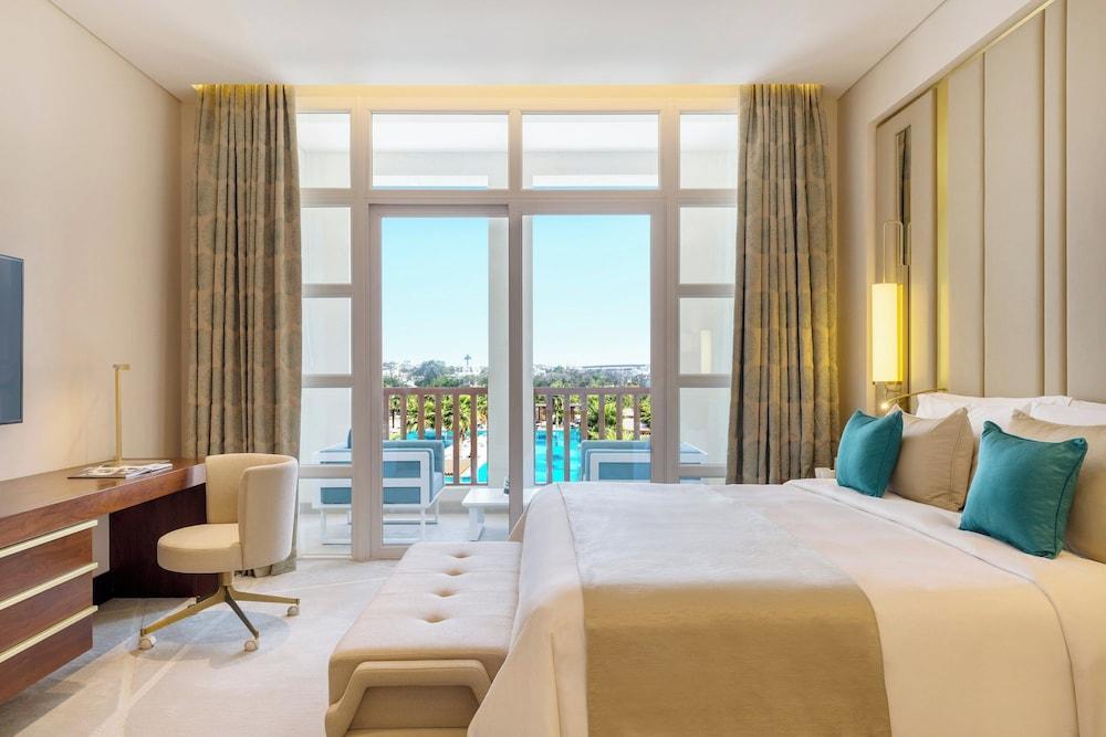 Al Messila, a Luxury Collection Resort & Spa, Doha Room Type - Deluxe Room, 1 King Bed, Balcony, Pool View (Balcony)