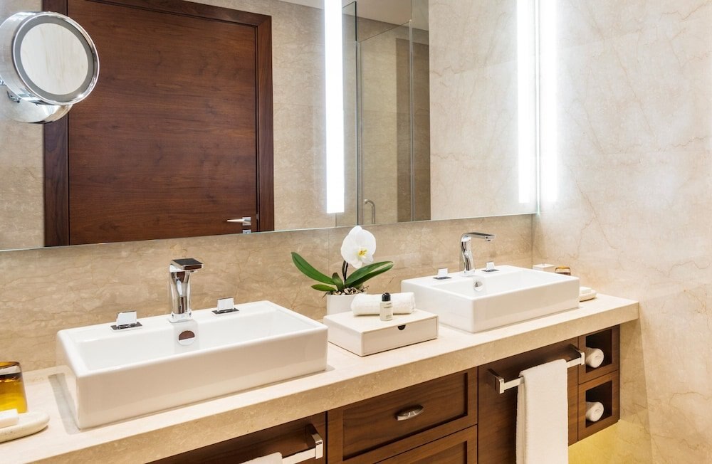 Al Messila, a Luxury Collection Resort & Spa, Doha Room Type - Grand Room, 1 King Bed, Balcony, Pool View (Balcony)