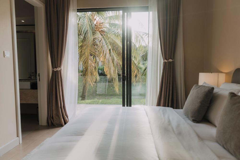 White Monkey Villa - Private Pool & Jacuzzi - Tap to explore photos
