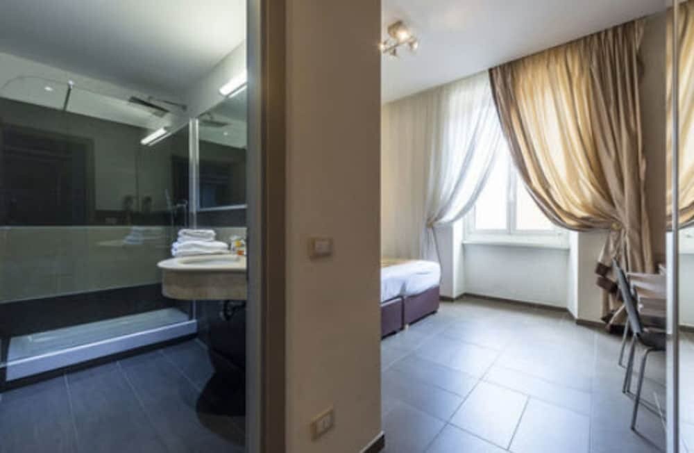 Hotel California Room Type - Deluxe Quadruple Room