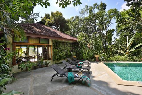 Ambong Rainforest Retreat - Tap to explore photos