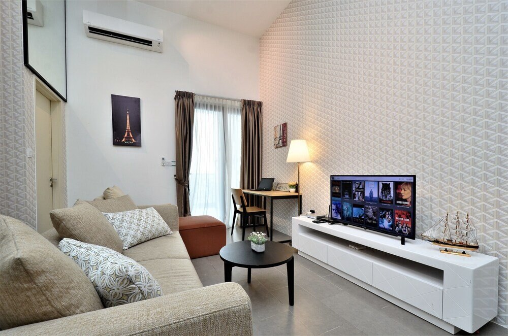 Cozy Family Suite Apartment - Tap to explore photos