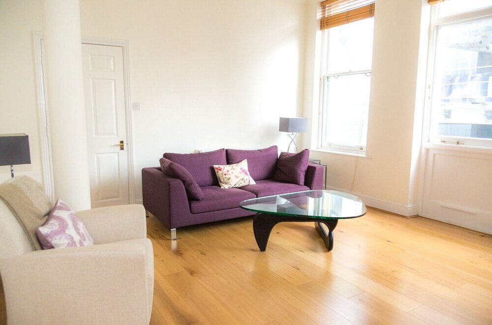 Modern 2 bed flat in historic building - Tap to explore photos
