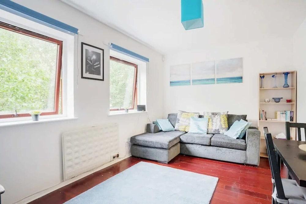 Modern and Homely 2 Bedroom by Canary Wharf - Tap to explore photos
